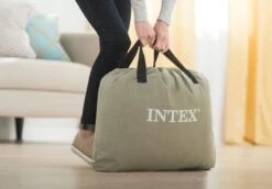 Intex Pillow Rest Raised Luchtbed - Queensize - Ingebouwde Elektrische Pomp -Bo-Camp Verkoopwinkel 1320 1900 64124 inuse1 2017 300