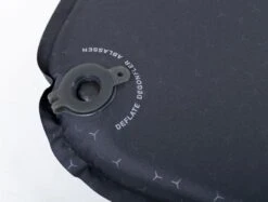Exped SIM 3.8 LW Zelfopblazende Slaapmat -Bo-Camp Verkoopwinkel 1441 1900 sim black valve close 1