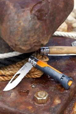 Opinel N°08 Outdoor Zakmes - Oranje -Bo-Camp Verkoopwinkel 3123840015779 opinel outdoor 8 oranje sfeer2 resultaat