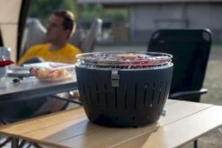 LotusGrill XL Hybrid Houtskoolbarbecue - Rood -Bo-Camp Verkoopwinkel lotusgrill in gebruik met toppy shirtje 2